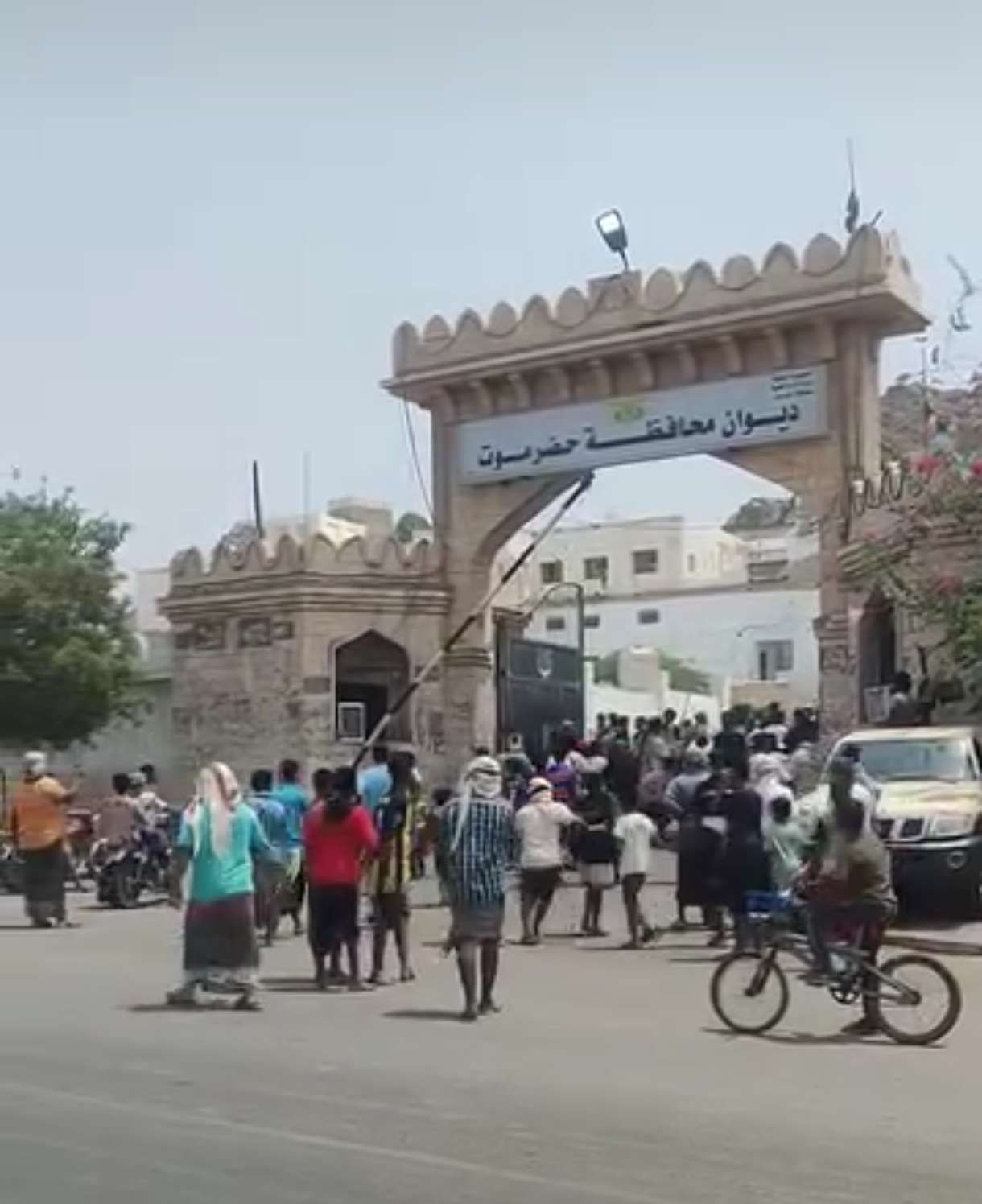 عاجل:اقتحام مبنى المحافظة