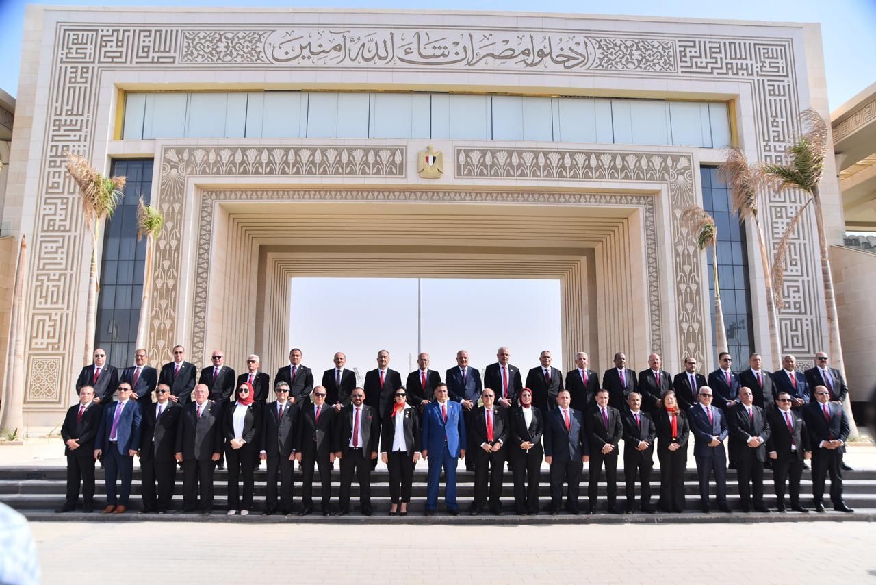 مرشحو حماة الوطن لانتخابات الشيوخ يلتقطون صورا تذكارية أمام ساحة الشعب بالعاصمة الإدارية