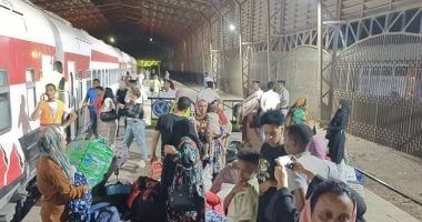 وصول قطار الأشقاء السودانيين إلى محطة السد العالى بأسوان.. صور - الخليج 365