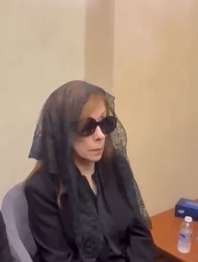 ابتسامة بسيطة تخفى وجع وألم.. فيروز تتقبل العزاء فى ابنها لثانى يوم