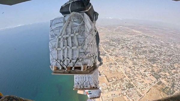 لليوم الثالث على التوالي.. الإمارات تواصل إسقاط المساعدات فوق غزة ضمن عملية «طيور الخير»