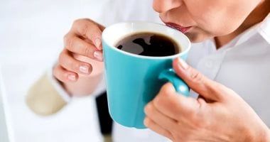 خبراء يحذرون من خلط هذه الفيتامينات مع القهوة