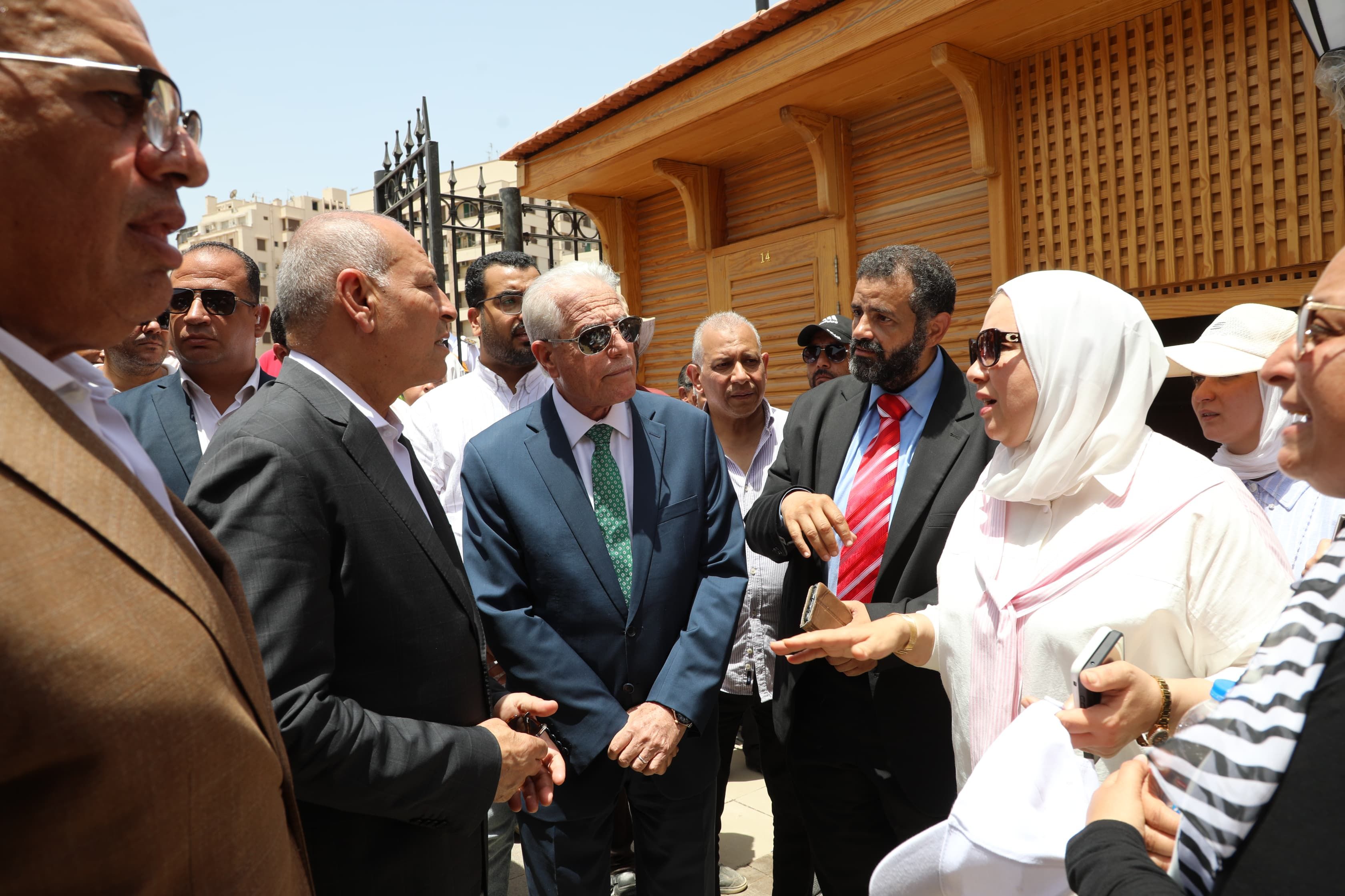 محافظ القاهرة ومستشار رئيس الجمهورية يتفقدان أعمال تطوير حديقة الأزبكية