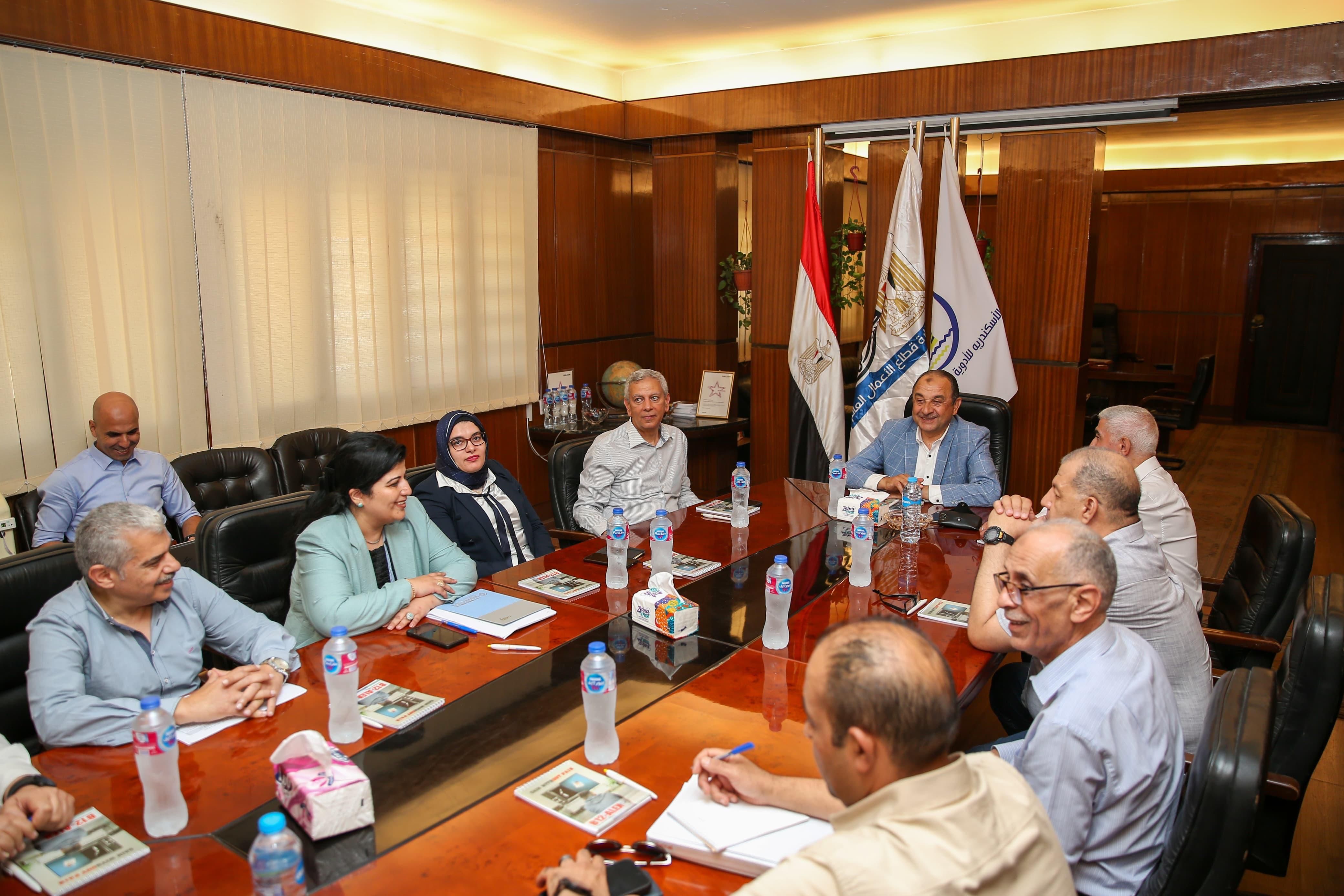 وزير قطاع الأعمال العام فى زيارة ميدانية موسعة لشركة الإسكندرية للأدوية.. صور