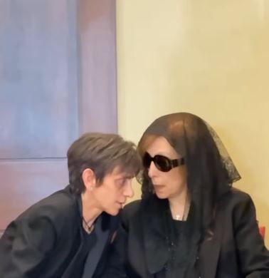 ابتسامة بسيطة تخفى وجع وألم.. فيروز تتقبل العزاء فى ابنها لثانى يوم