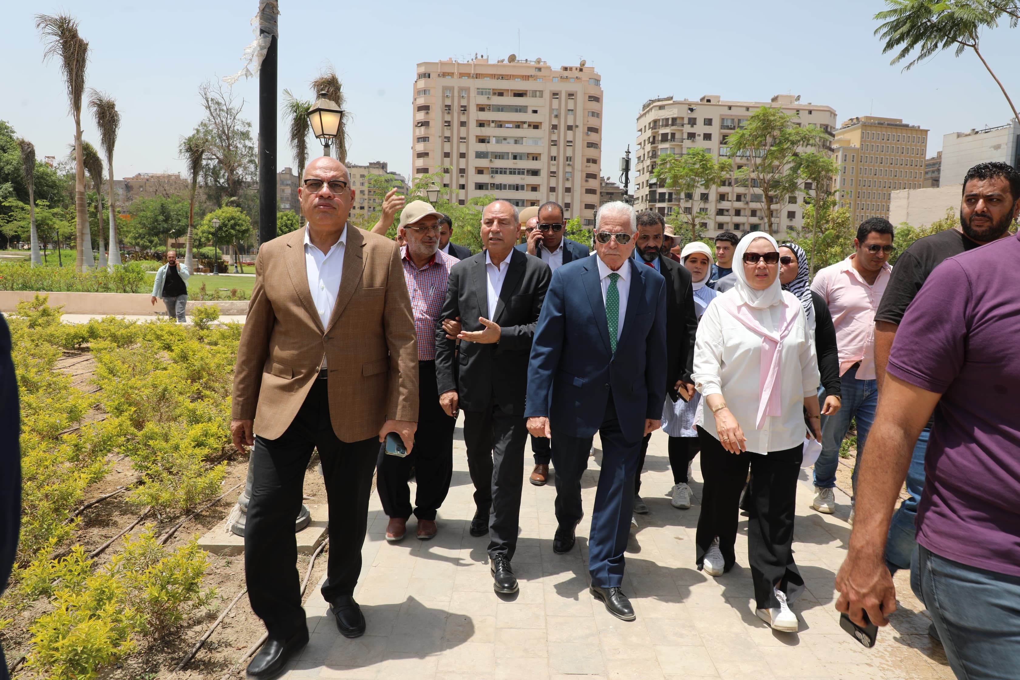 محافظ القاهرة ومستشار رئيس الجمهورية يتفقدان أعمال تطوير حديقة الأزبكية