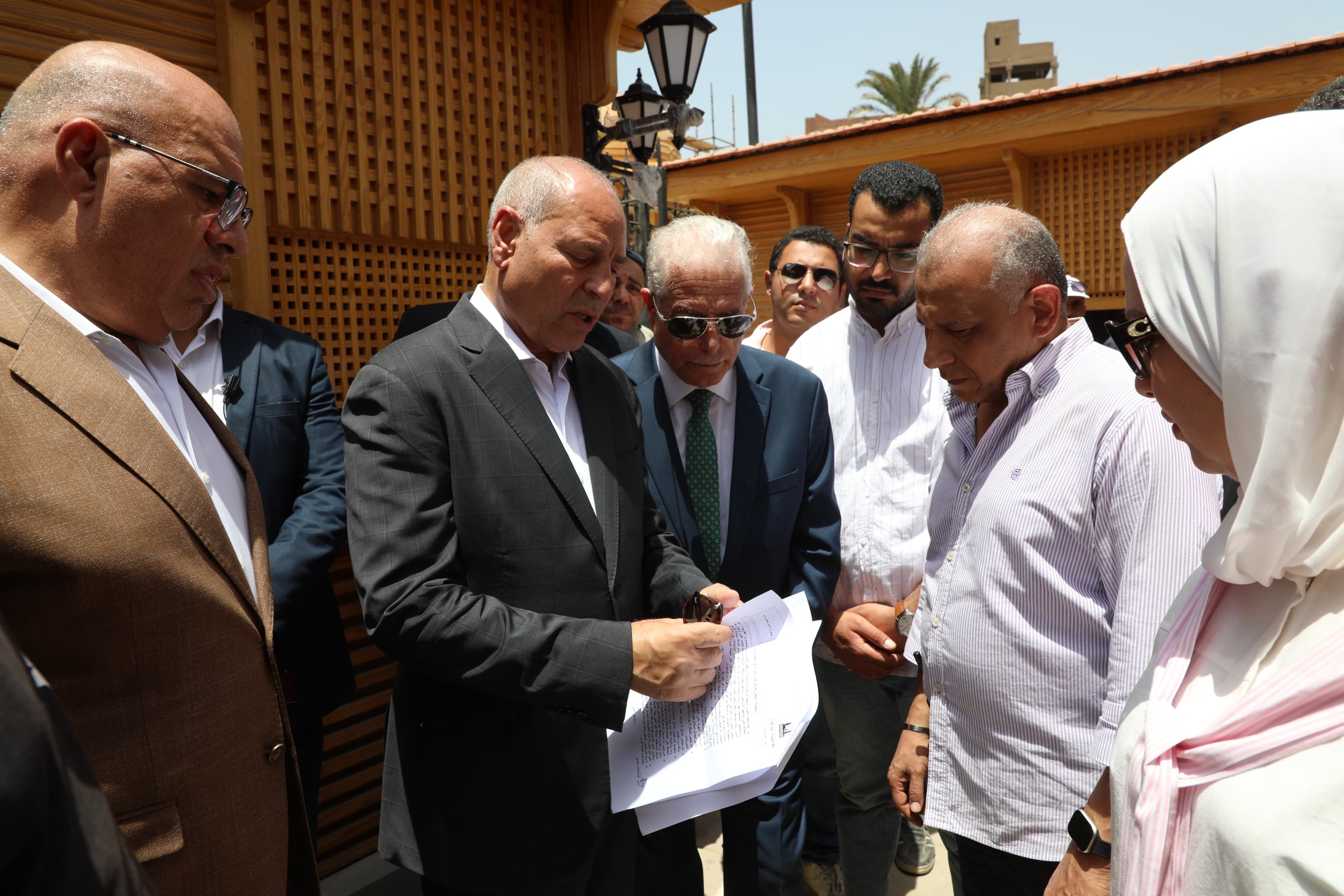 محافظ القاهرة ومستشار رئيس الجمهورية يتفقدان أعمال تطوير حديقة الأزبكية