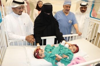 أخبار من السعودية.. بتوجيهات القيادة.. وصول التوأم السيامي "أزاريا وأزورا" إلى الرياض