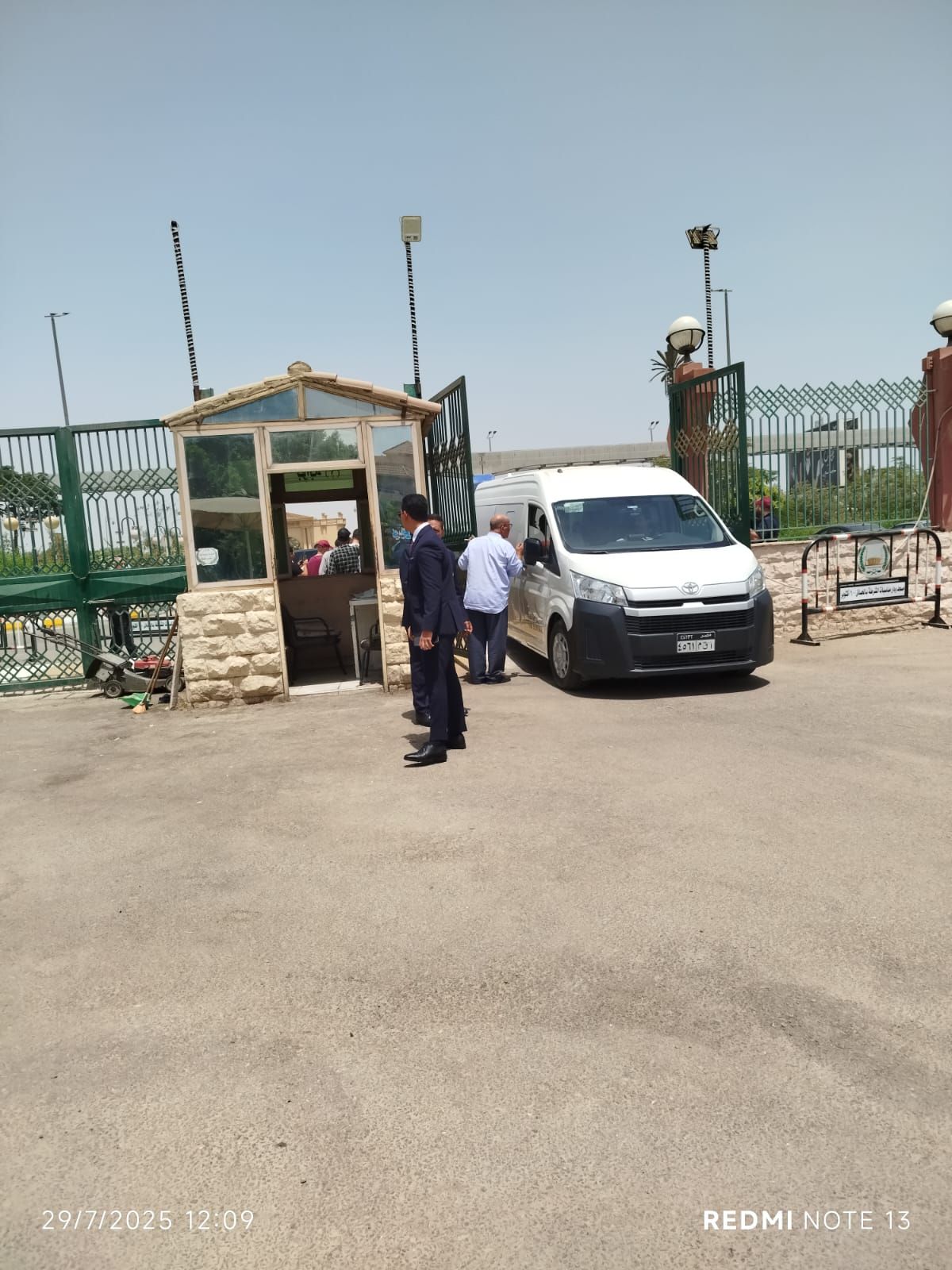 وصول جثمان شقيق المخرج خالد جلال لمسجد الشرطة بالشيخ زايد للصلاة عليه