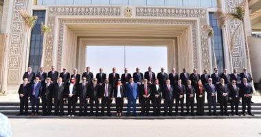 مرشحو حماة الوطن لانتخابات الشيوخ يلتقطون صورا تذكارية أمام ساحة الشعب بالعاصمة الإدارية