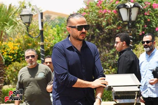 أبو ريدة و نجوم الرياضة في جنازة شقيق أبو حسين عضو اتحاد الكرة