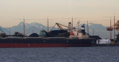 الحوثيون يعلنون احتجاز 10 أفراد من طاقم سفينة أغرقوها قبالة سواحل اليمن