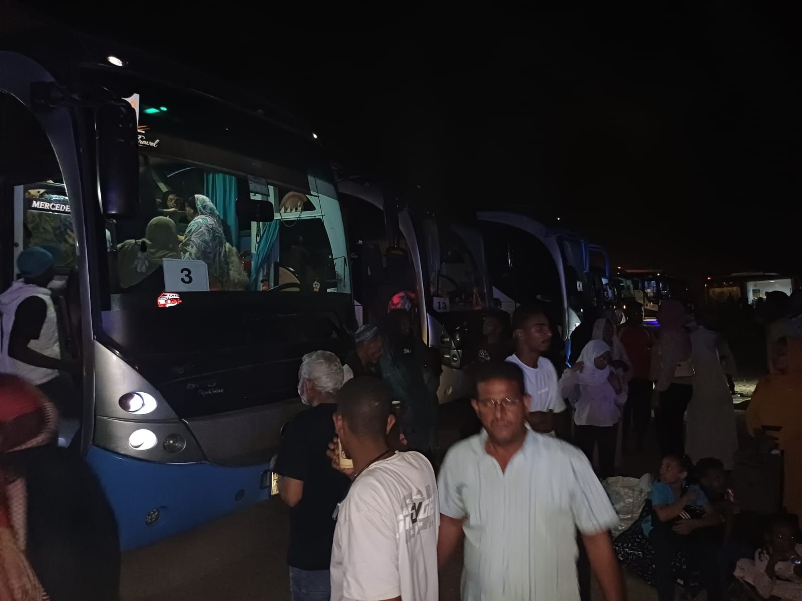 وصول قطار الأشقاء السودانيين إلى محطة السد العالى بأسوان.. صور - الخليج 365