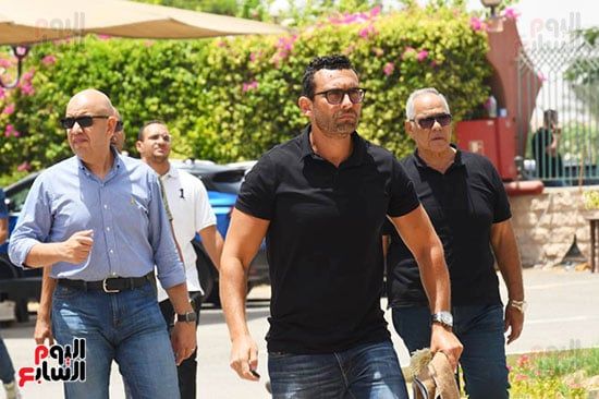 أبو ريدة و نجوم الرياضة في جنازة شقيق أبو حسين عضو اتحاد الكرة