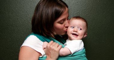 هل يعد حمل الطفل الرضيع فى حمالة الكتف أمانا؟ اعرفى المخاطر والبدائل الأفضل