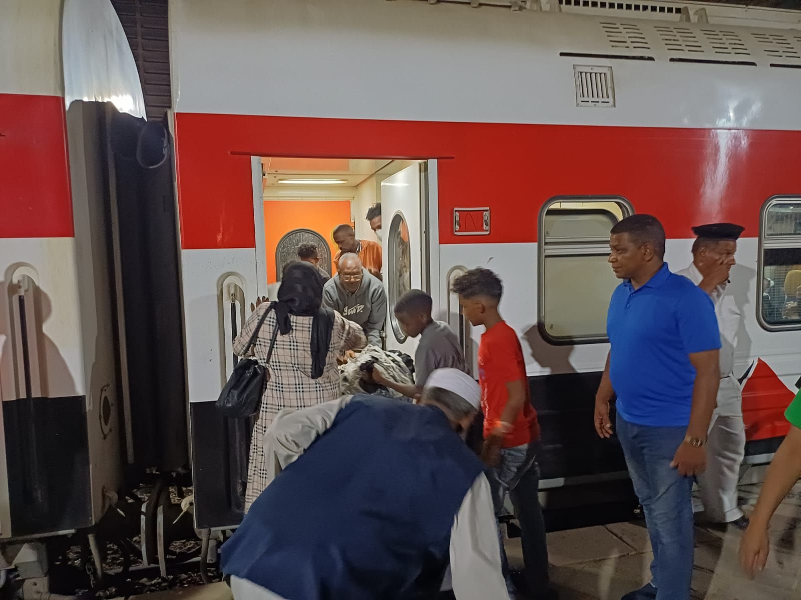 وصول قطار الأشقاء السودانيين إلى محطة السد العالى بأسوان.. صور - الخليج 365