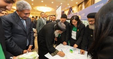 البابا يرسم شجرة حياة بروح الشباب فى لحظة رمزية بملتقى لوجوس بالكاتدرائية المرقسية