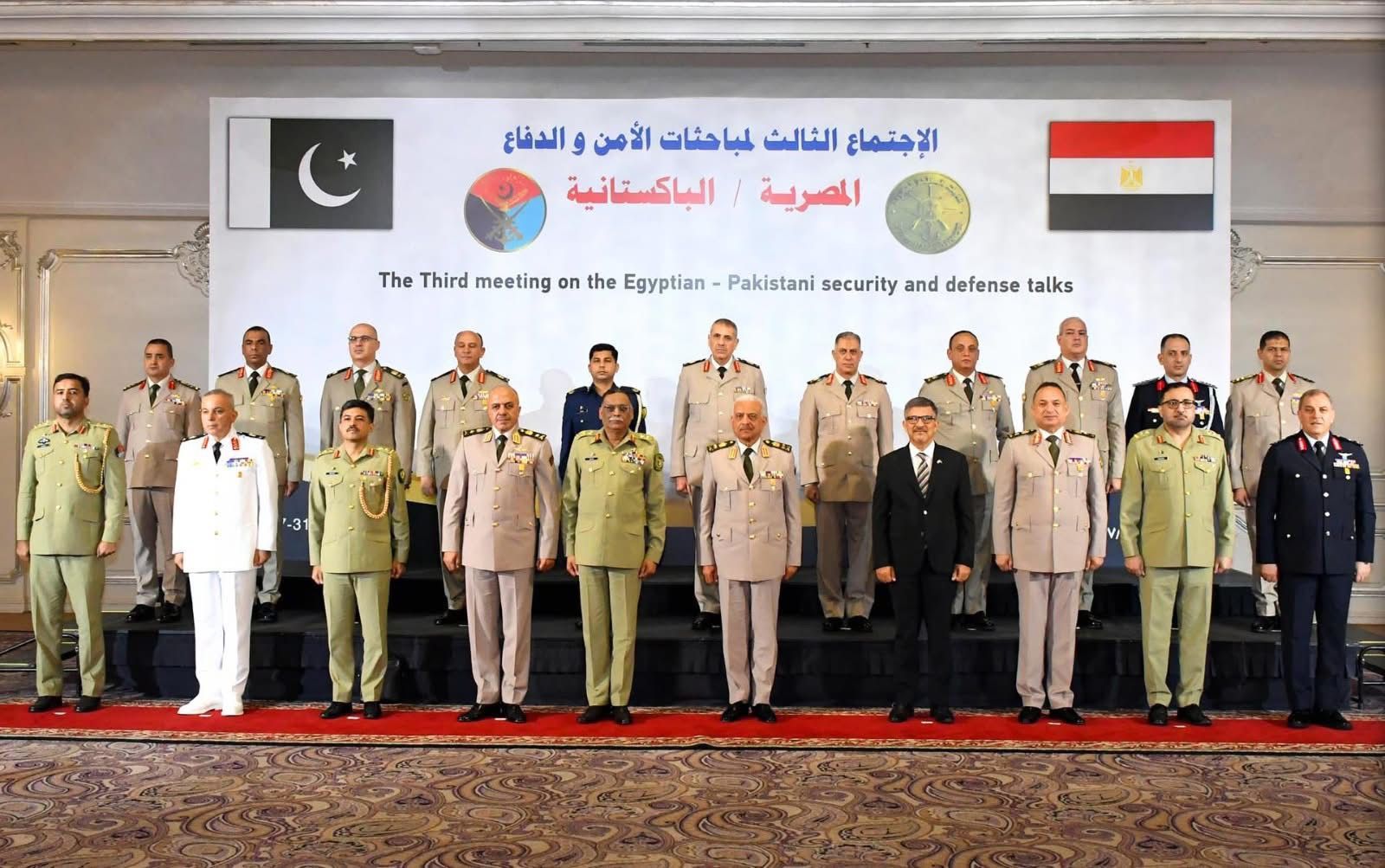 الفريق أول عبد المجيد صقر يلتقى رئيس هيئة الأركان المشتركة الباكستانية - الخليج 365