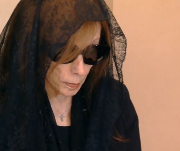 ابتسامة بسيطة تخفى وجع وألم.. فيروز تتقبل العزاء فى ابنها لثانى يوم