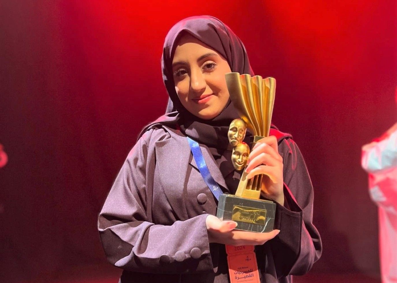 شاهدوا ماذا قالت فاطمة الجشي عن مشاركتها بمسرحية طوق بمهرجان أفينيون العالمي بفرنسا