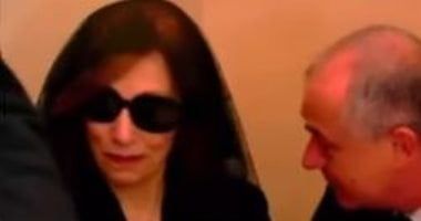 ابتسامة بسيطة تخفى وجع وألم.. فيروز تتقبل العزاء فى ابنها لثانى يوم