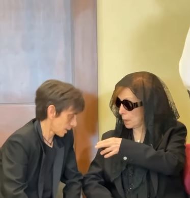 ابتسامة بسيطة تخفى وجع وألم.. فيروز تتقبل العزاء فى ابنها لثانى يوم