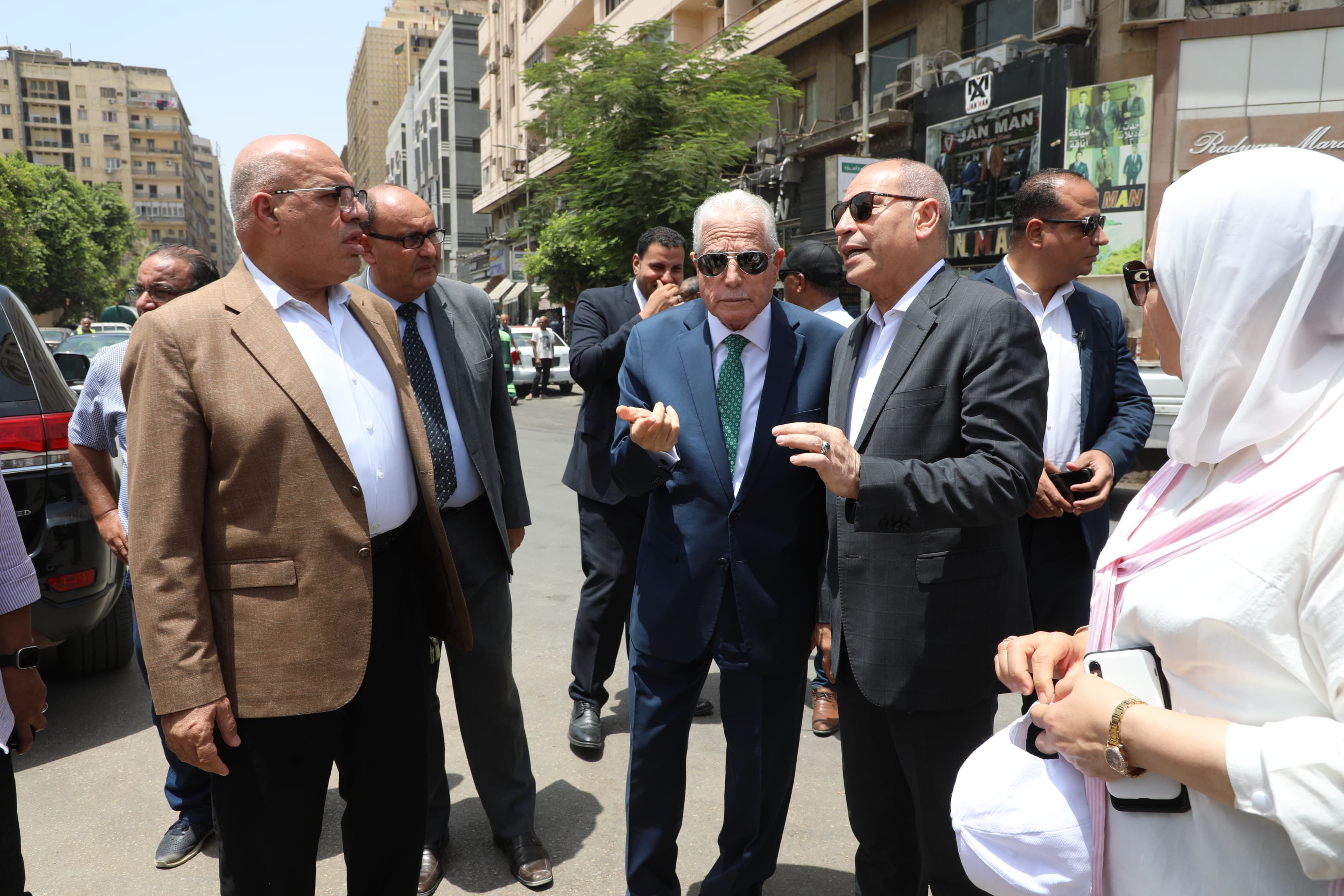 محافظ القاهرة ومستشار رئيس الجمهورية يتفقدان أعمال تطوير حديقة الأزبكية