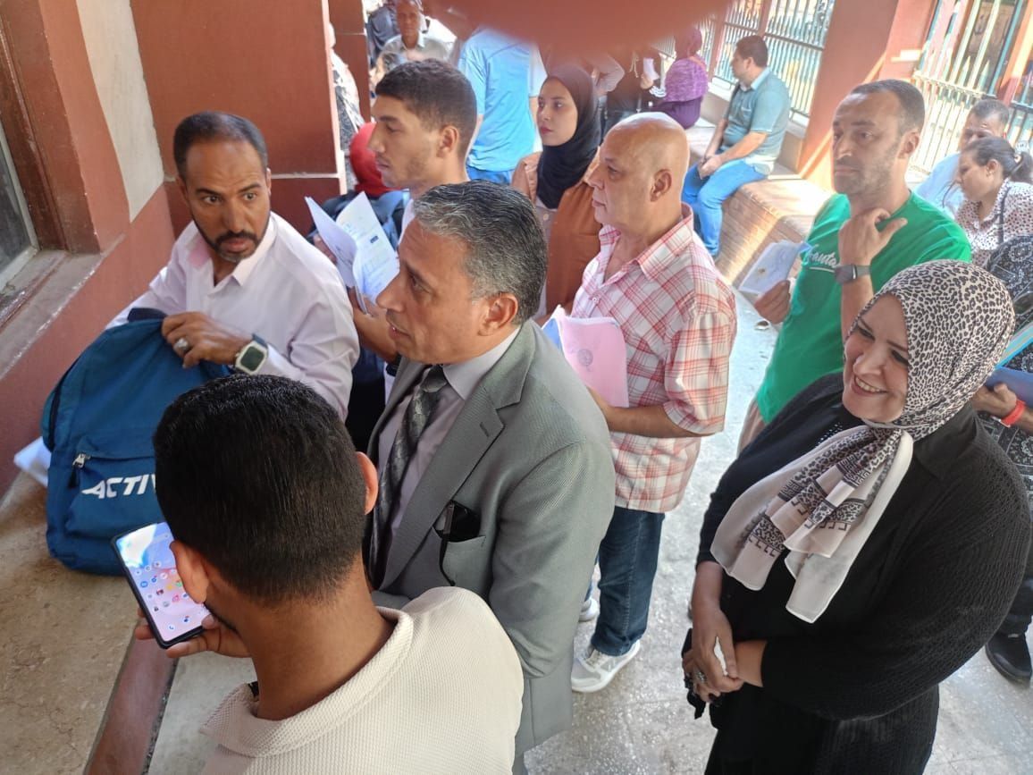 مدير تعليم الجيزة يتفقد خدمة الشباك الواحد ويوجه بإنجاز مصالح المواطنين