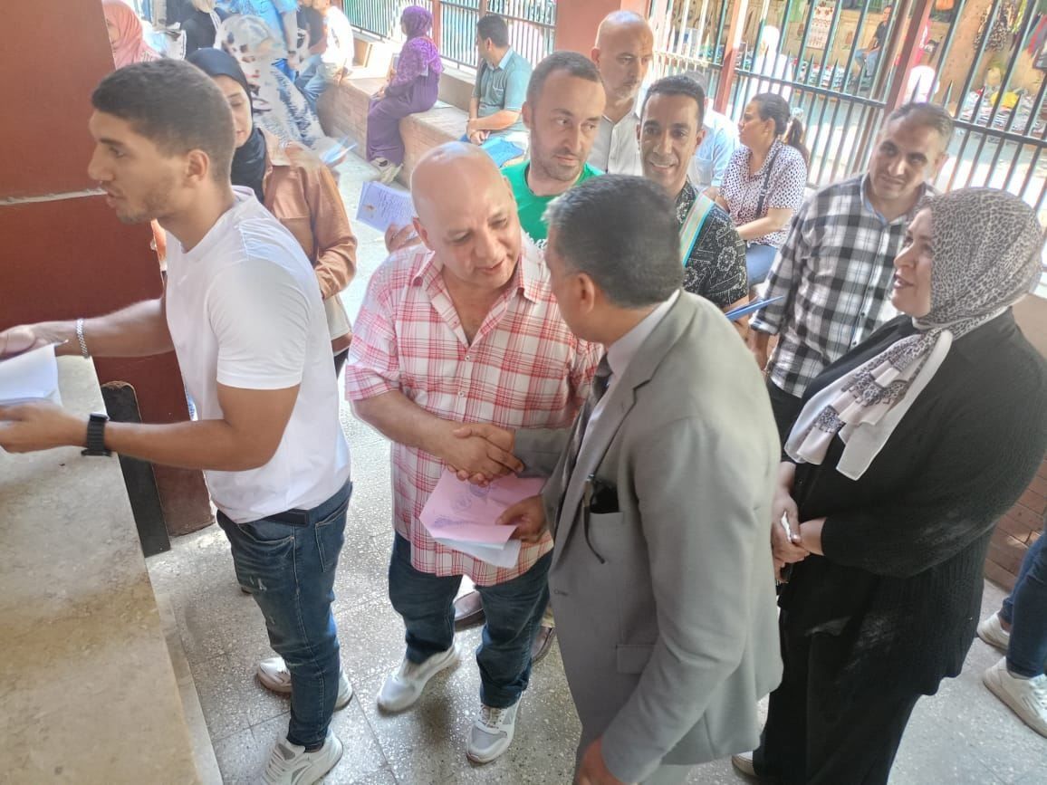 مدير تعليم الجيزة يتفقد خدمة الشباك الواحد ويوجه بإنجاز مصالح المواطنين