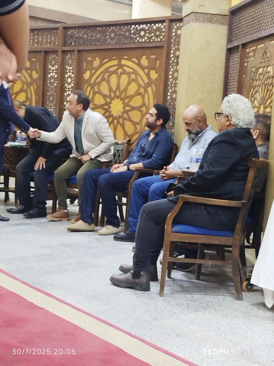 خالد جلال يستقبل عزاء شقيقه ومحمد ممدوح ومحمد الكيلانى أول الحاضرين