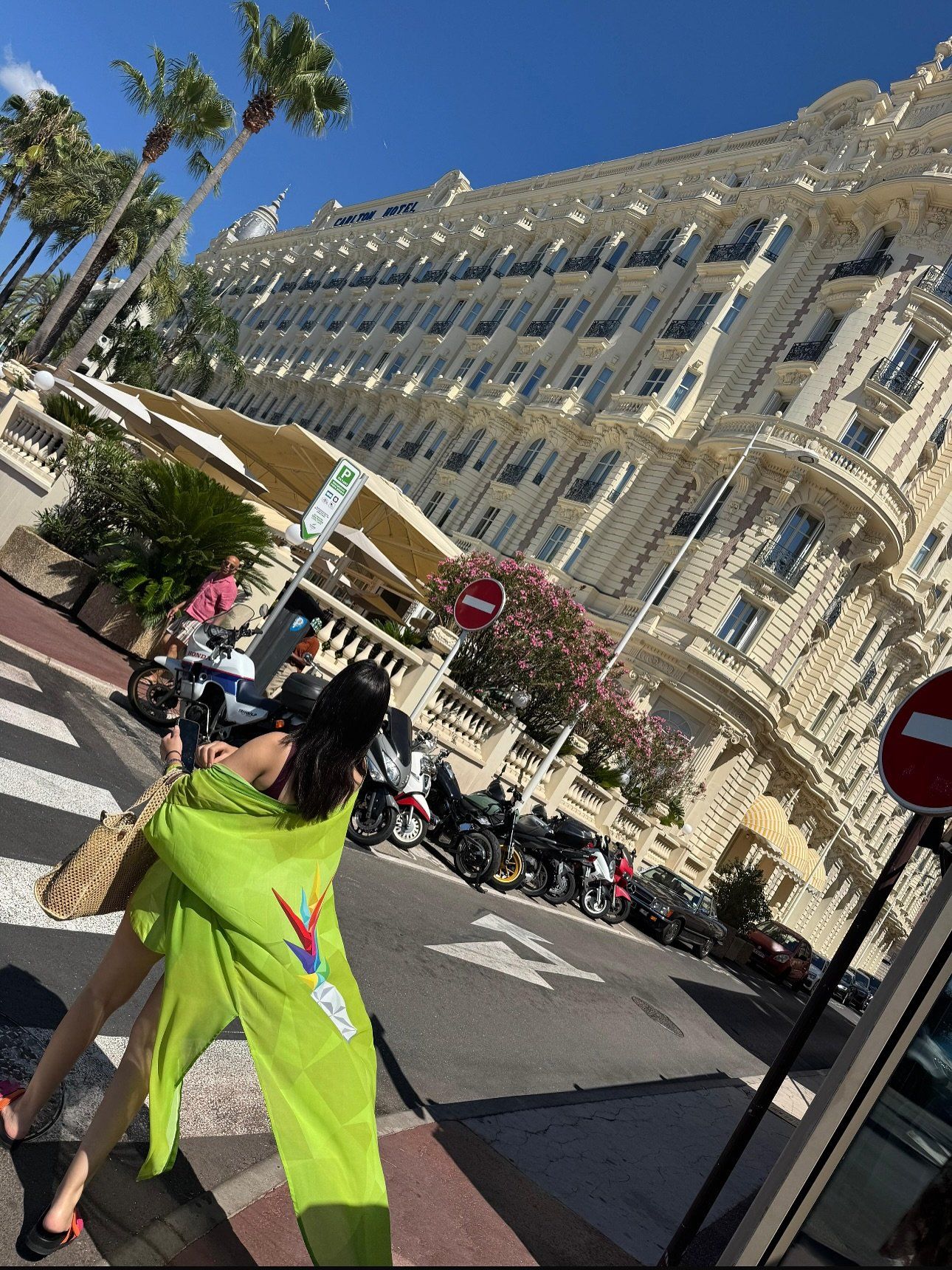 دينا فؤاد بإطلالة صيفية فى شوارع أوروبا والجمهور يتفاعل معها