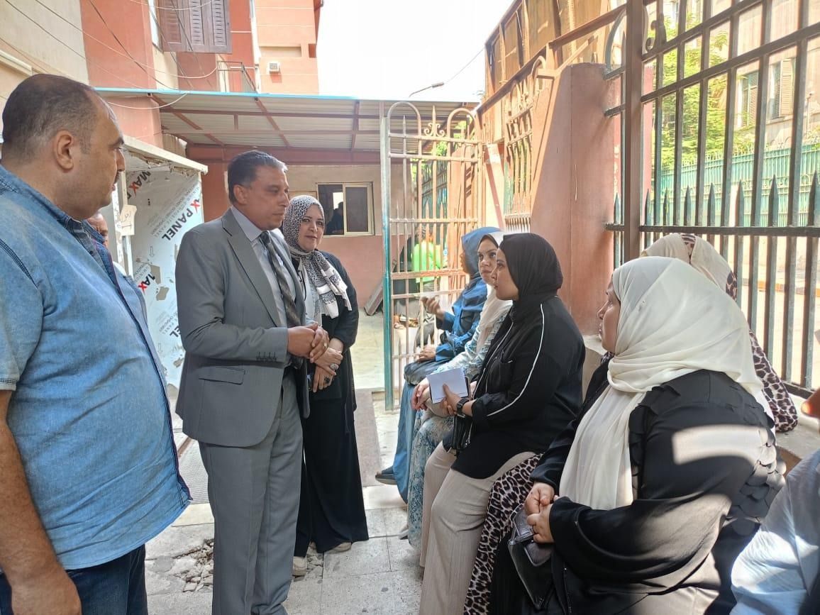 مدير تعليم الجيزة يتفقد خدمة الشباك الواحد ويوجه بإنجاز مصالح المواطنين