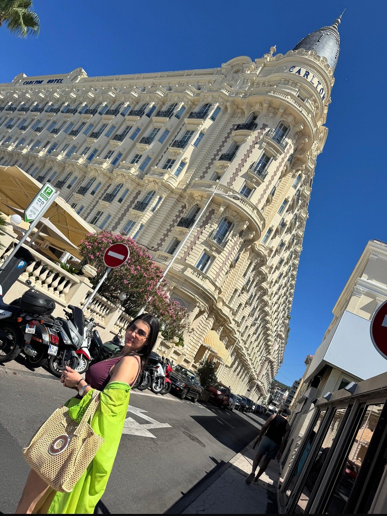 دينا فؤاد بإطلالة صيفية فى شوارع أوروبا والجمهور يتفاعل معها