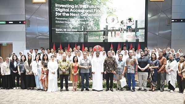 «العليا للأخوة الإنسانية» تواصل تقديم الأجهزة الذكية لطلاب المدارس بإندونيسيا