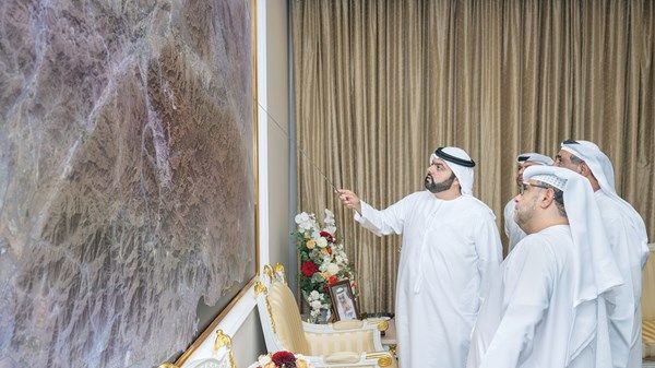 محمد الشرقي يطّلع على المشاريع الحالية والمستقبلية في إمارة الفجيرة