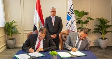 رئيس اقتصادية قناة السويس يشهد توقيع عقد مشروع “CWA” للمنسوجات بالسخنة