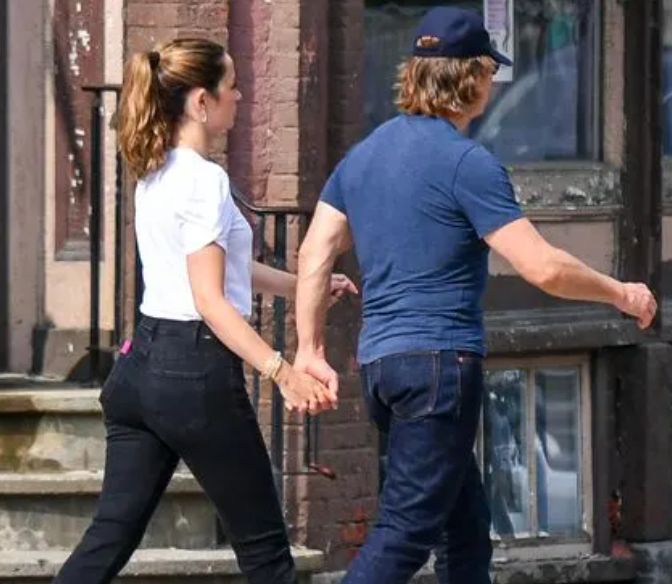 توم كروز يؤكد علاقته بـ آنا دى آرماس.. صور