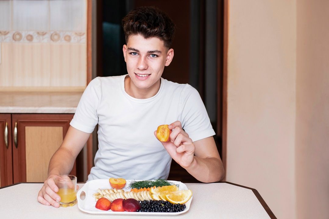 دليلك لأفضل الممارسات الغذائية لابنك المراهق.. من عمر 9 حتى 15 عاماً