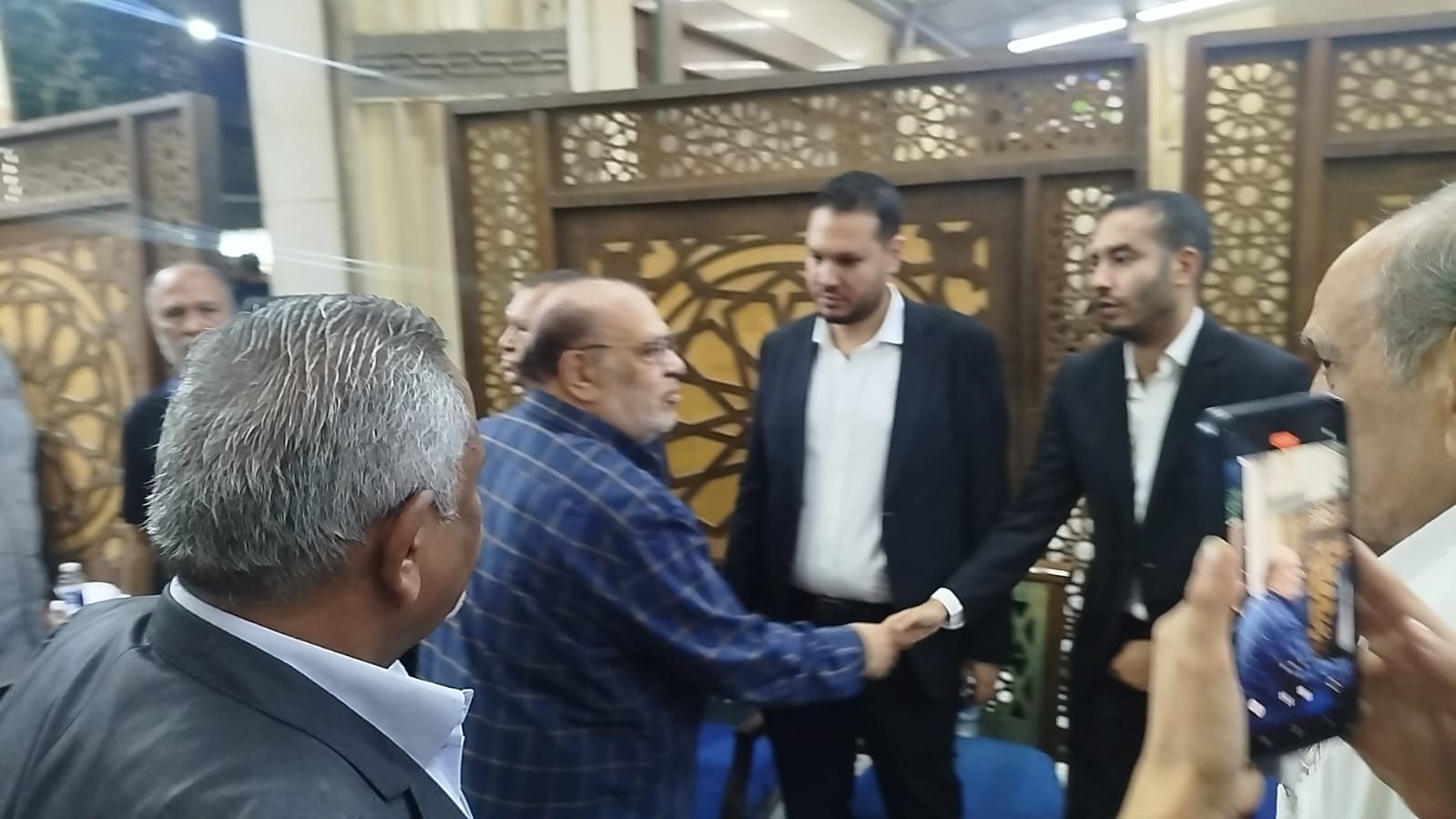 صلاح عبد الله وشريف منير وفتوح أحمد يشاركون فى عزاء شقيق خالد جلال
