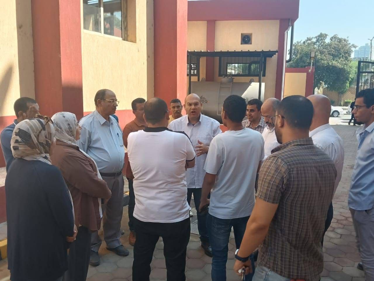 نائب محافظ الجيزة يلتقى أهالى منيل شيحة وطموه لبحث شكواهم