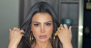 دينا فؤاد بإطلالة صيفية فى شوارع أوروبا والجمهور يتفاعل معها