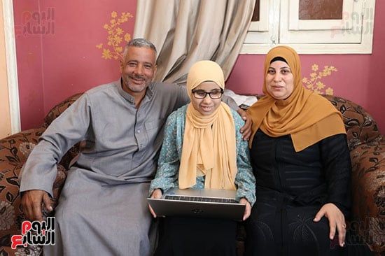 بتكليف من رئيس الوزراء.."الاتصالات" تهدى لابتوب للطالبة هاجر حسان دعماً لتفوقها