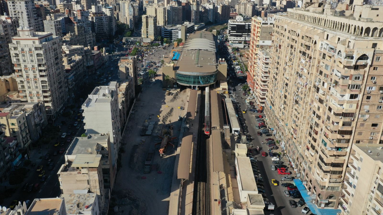 شاهد أعمال تركيب الكمرات وتقدم أعمال تنفيذ مشروع مترو الإسكندرية