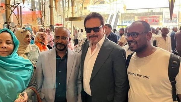 شاهد بالفيديو.. الممثل المصري الشهير محمد رياض يودع “السودانيين” من محطة القطار أثناء مغادرتهم إلى أرض الوطن: (طالعين من بلدهم وراجعين بلدهم وأنا بحبهم)
