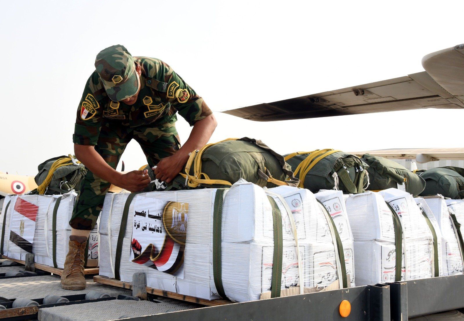 تنفيذاً لتوجيهات رئاسية.. مصر تسقط أطنانا من المساعدات جوًا على غزة (فيديو) - الخليج 365