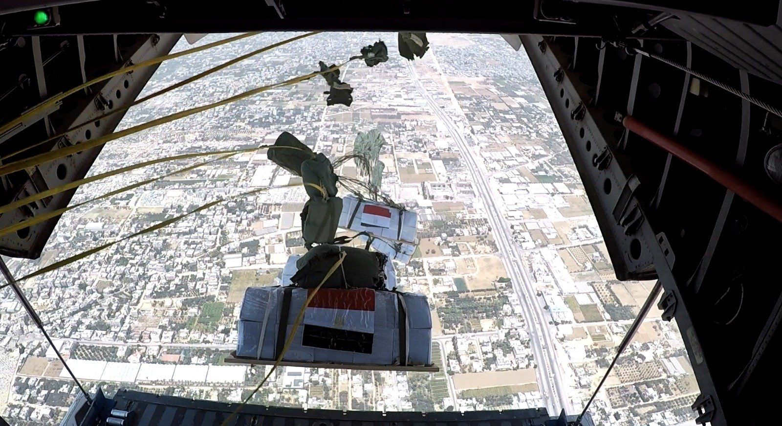 تنفيذاً لتوجيهات رئاسية.. مصر تسقط أطنانا من المساعدات جوًا على غزة (فيديو) - الخليج 365
