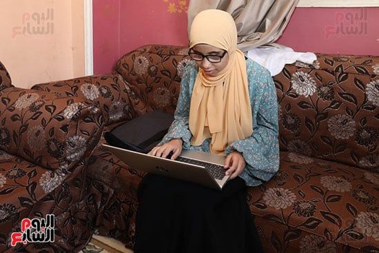 بتكليف من رئيس الوزراء.."الاتصالات" تهدى لابتوب للطالبة هاجر حسان دعماً لتفوقها