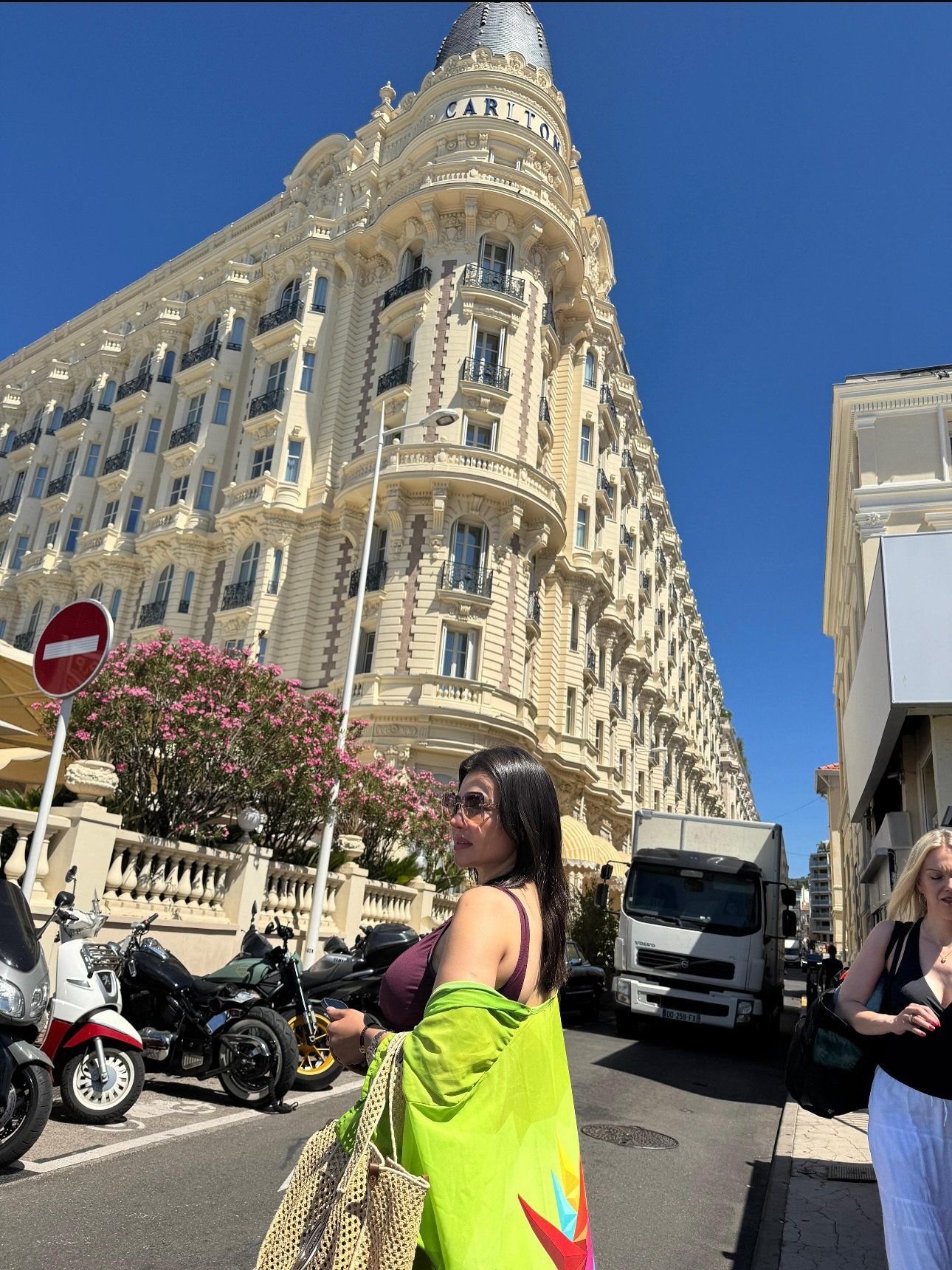 دينا فؤاد بإطلالة صيفية فى شوارع أوروبا والجمهور يتفاعل معها