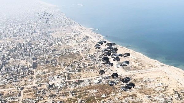 الإمارات تواصل الإنزال الجوي للمساعدات وتُدخل 58 شاحنة إلى غزة