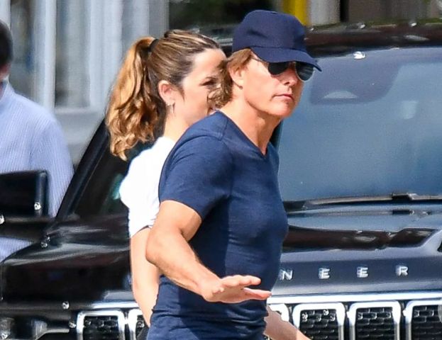 توم كروز يؤكد علاقته بـ آنا دى آرماس.. صور
